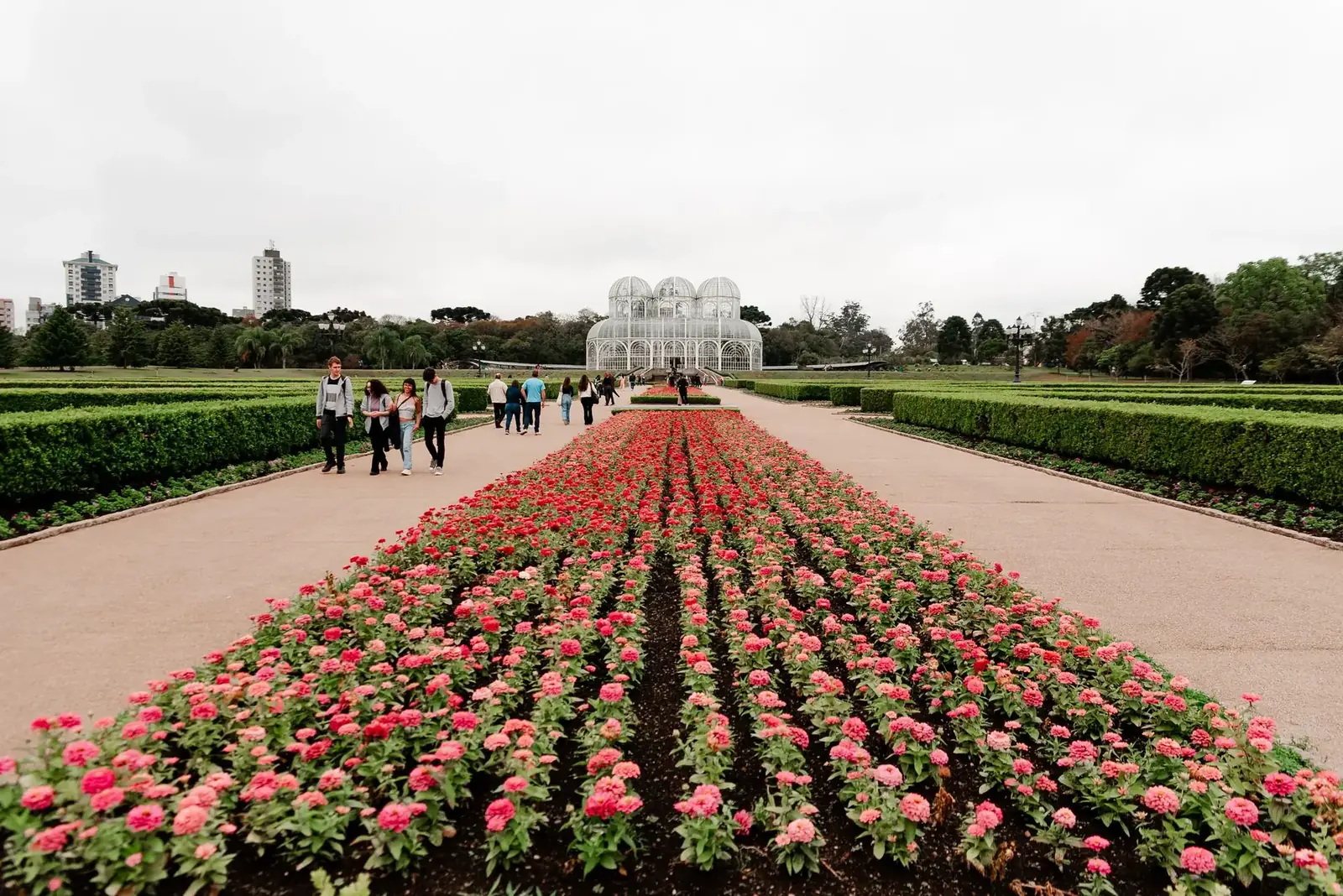 Jardim Botânico de Curitiba com canteiros de flores