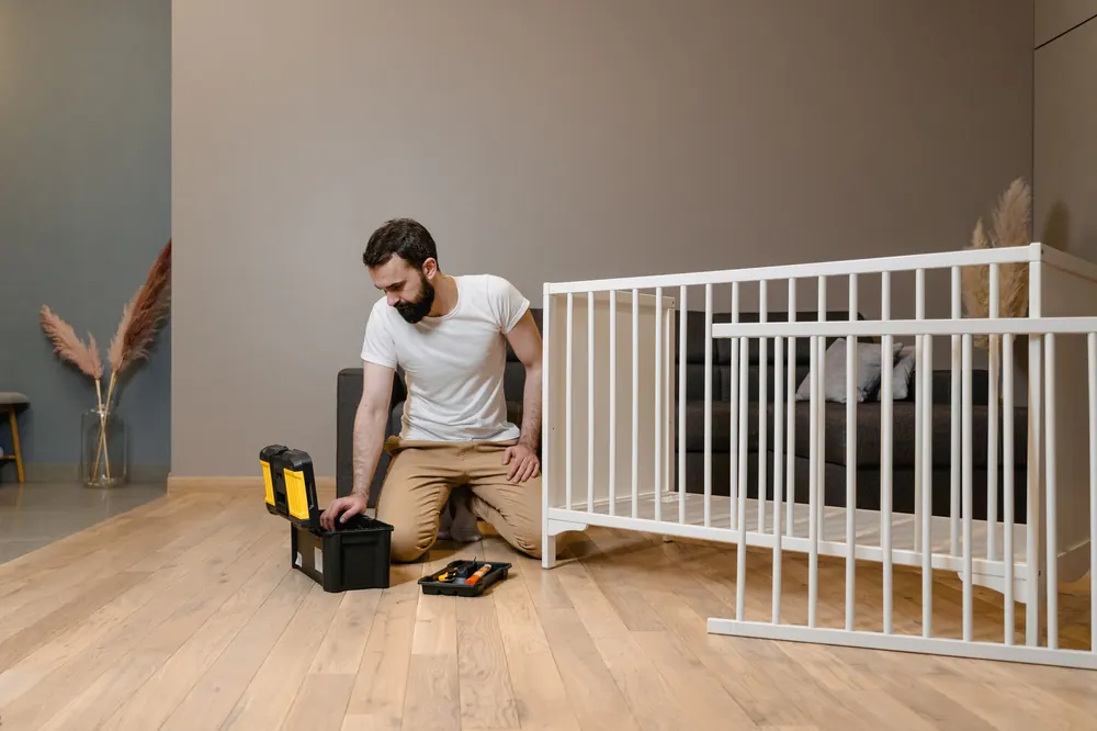 Montador ajustando um móvel com ferramentas